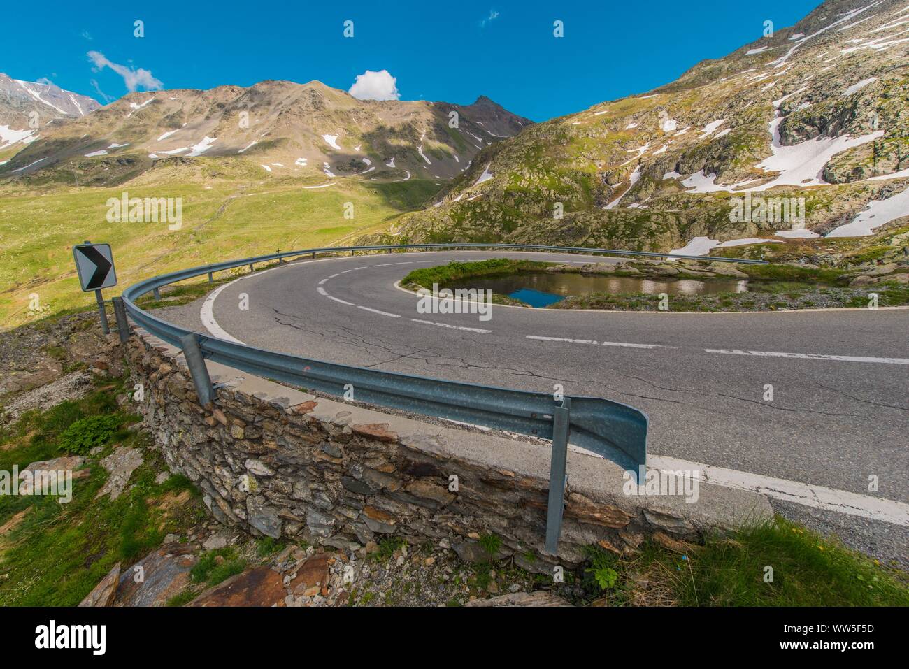 Route panoramique de la montagne. Alpes Suisses St Bernard Pass Road. Paysages d'été. Banque D'Images