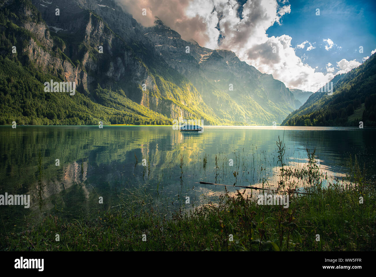 L'Aviron bateau ancré dans Klontalersee, Glaris, Suisse Banque D'Images