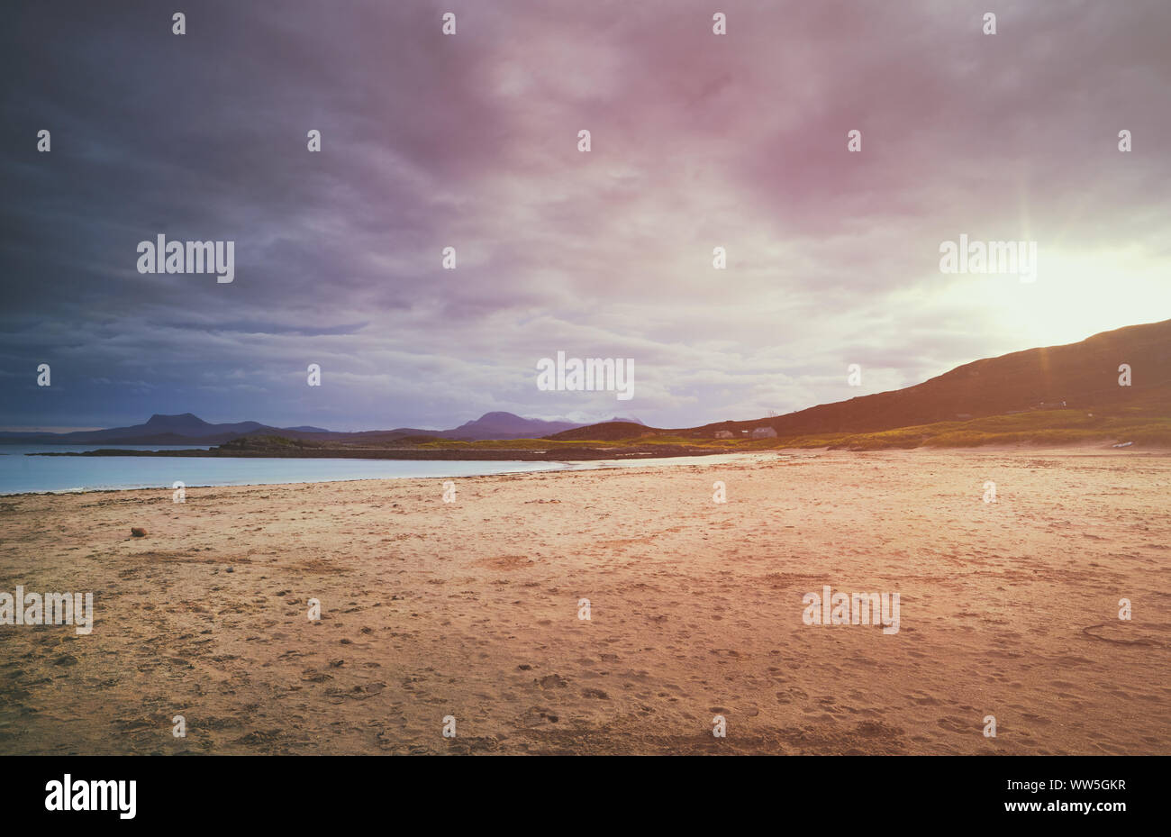 Plage de sable à Mellon Udrigle à Gruinard Bay et sur les montagnes autour d'Ullapool. North West Highlands d'Ecosse. Banque D'Images