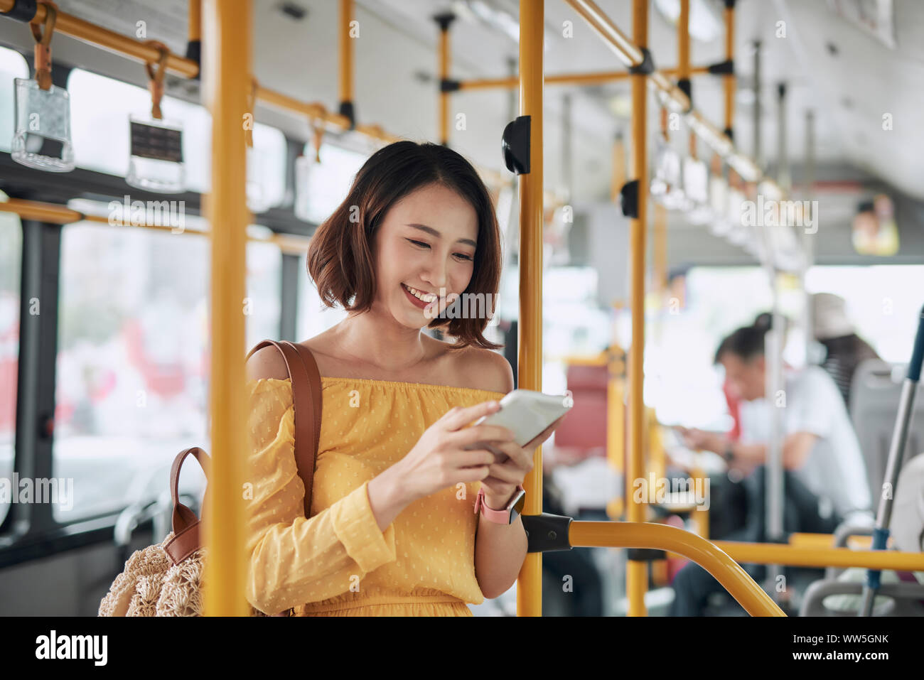 L'usage des passagers dans le smartphone, la technologie de bus ou de train de vie, concept de transport et de voyage Banque D'Images