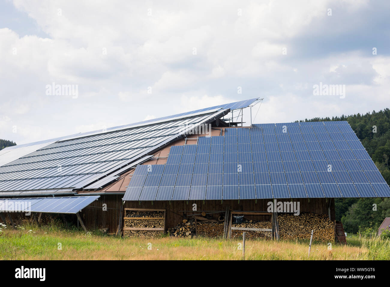 Panneaux solaires photovoltaïques produisant de l'électricité durable sur un hangar en Bavière, Allemagne Banque D'Images