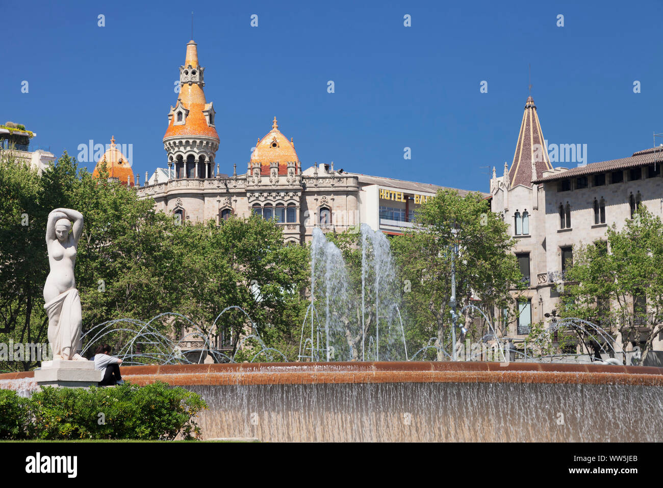 Fontaine à la Placa de Catalunya, cas Rocamora de Barcelone, Catalogne, Espagne Banque D'Images