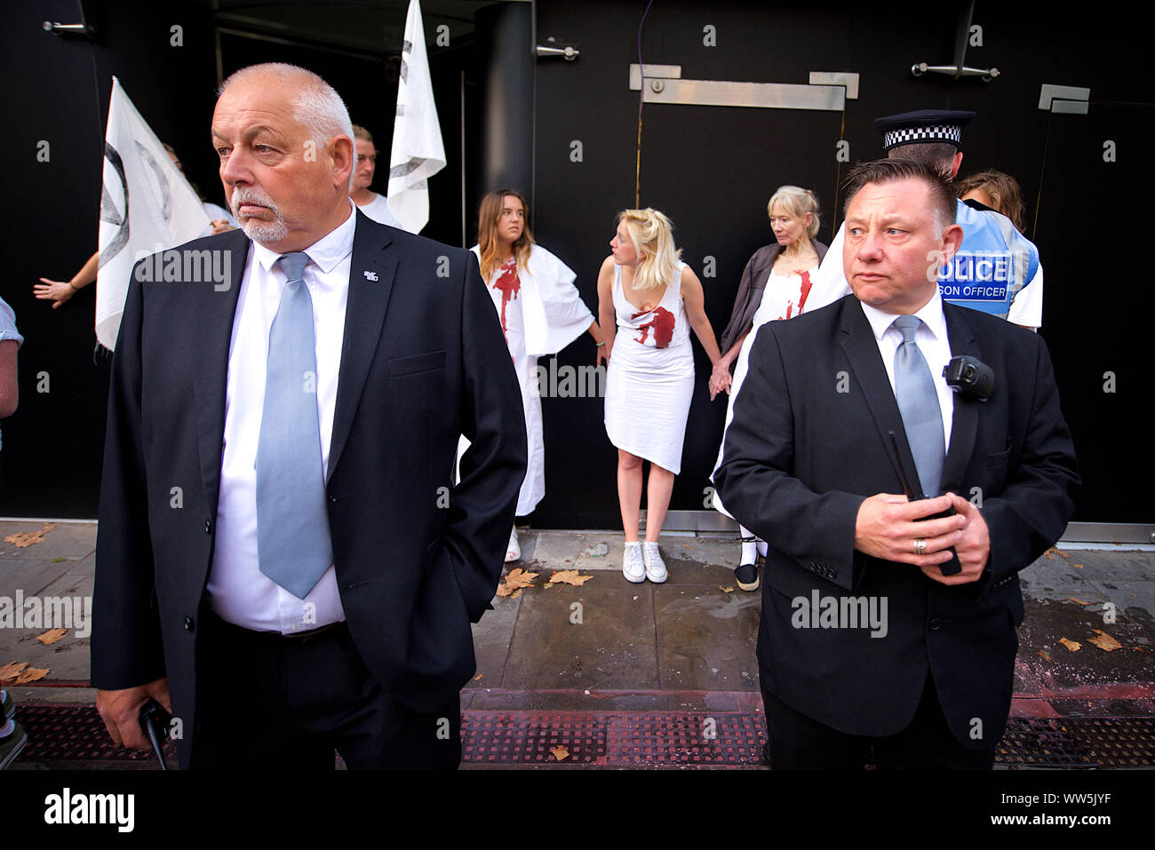 Londres, Royaume-Uni. 13 Sep, 2019. Extinction des militants de la rébellion en robes blanches et 'âmes sensibles' eux-mêmes , à l'entrée principale de la London Fashion Week. D'autres membres de l'extinction de la rébellion versé seaux faux sang autour de l'entrée et a mené un', appelant à l'industrie de la mode de dire la vérité à propos de sa contribution à la crise écologique et climatique : Gareth Morris Crédit/Alamy Live News Banque D'Images