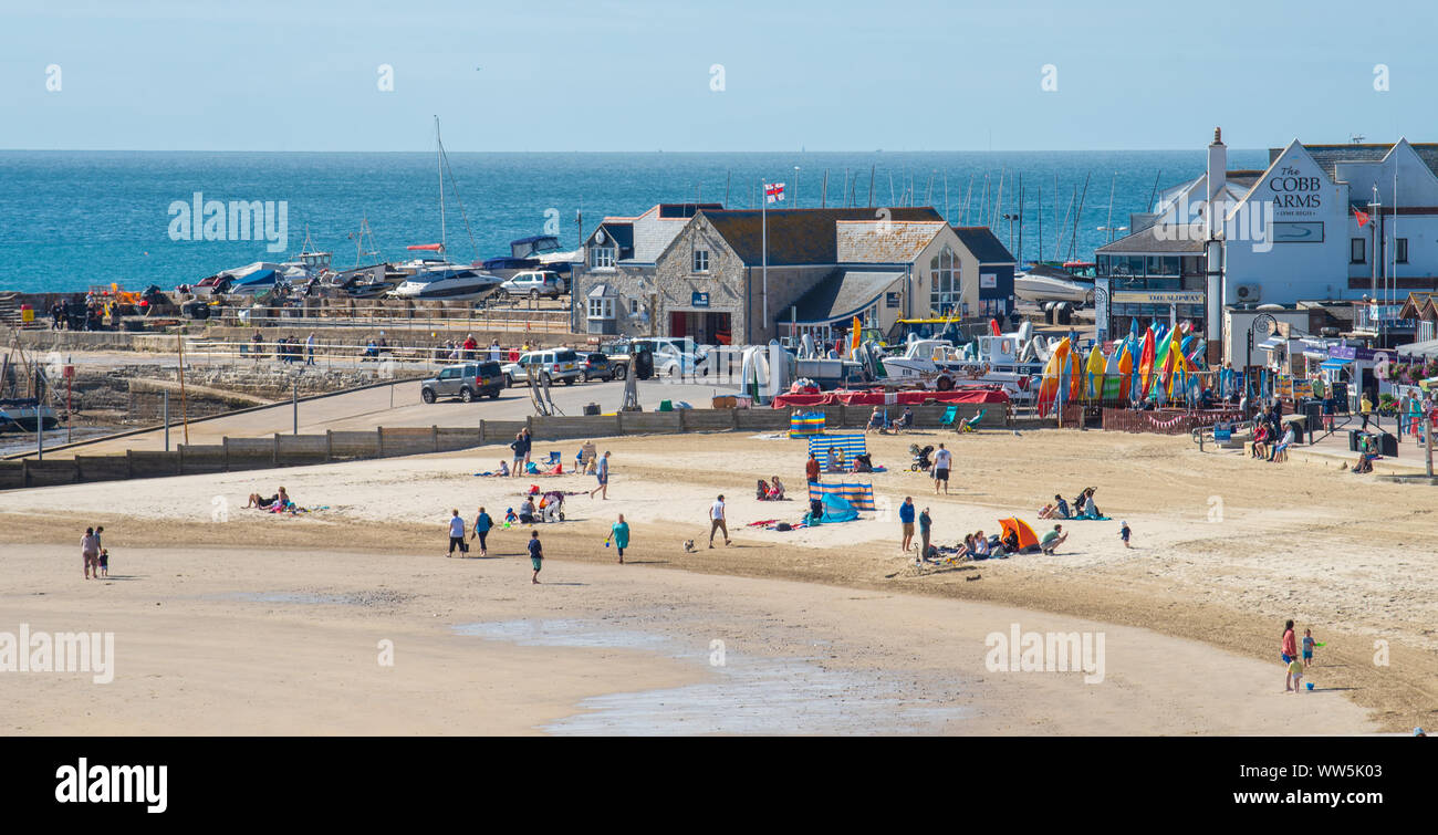 Lyme Regis, dans le Dorset, UK. 13 septembre 2019. Météo France : UN sunnny glorieuse journée à la station balnéaire de Lyme Regis. Temps ensoleillé et chaud, est prévue pour le week-end comme la côte sud bénéficie d'un été indien et un retour de la canicule. Credit : Celia McMahon/Alamy Live News. Banque D'Images