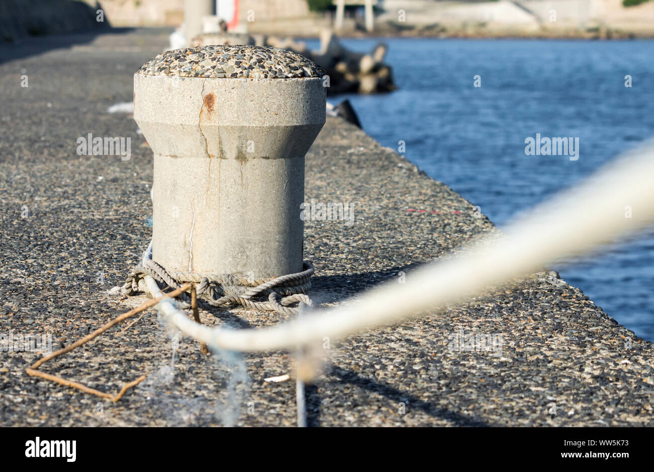 D'amarrage en béton d'un quai à poteau. Banque D'Images