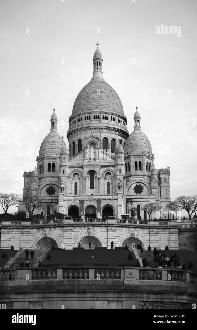 Les touristes de grimper les escaliers de la basilique SacrÃ©-coeur sur le Montmartre à Paris. Banque D'Images