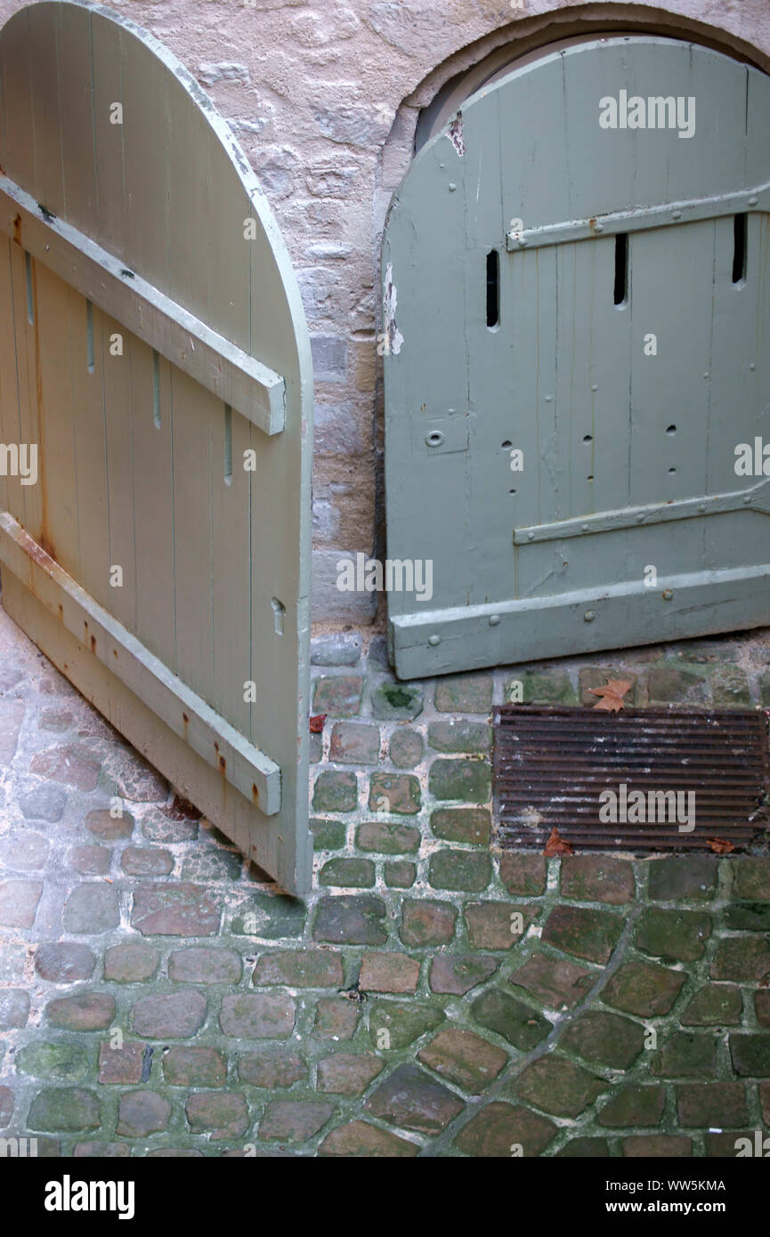 Photographie d'une entrée avec cellier, vieilles portes en bois Banque D'Images