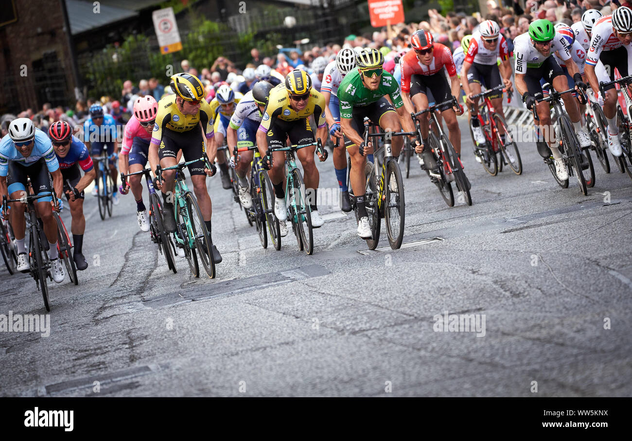 NEWCASTLE Upon Tyne, England, UK - 09 septembre 2019 : Matteo Trentin (Mitchelton-SCOTT), Dylan Groenewegen (Jumbo-Visma, vainqueur de l'étape) aux côtés de S Banque D'Images