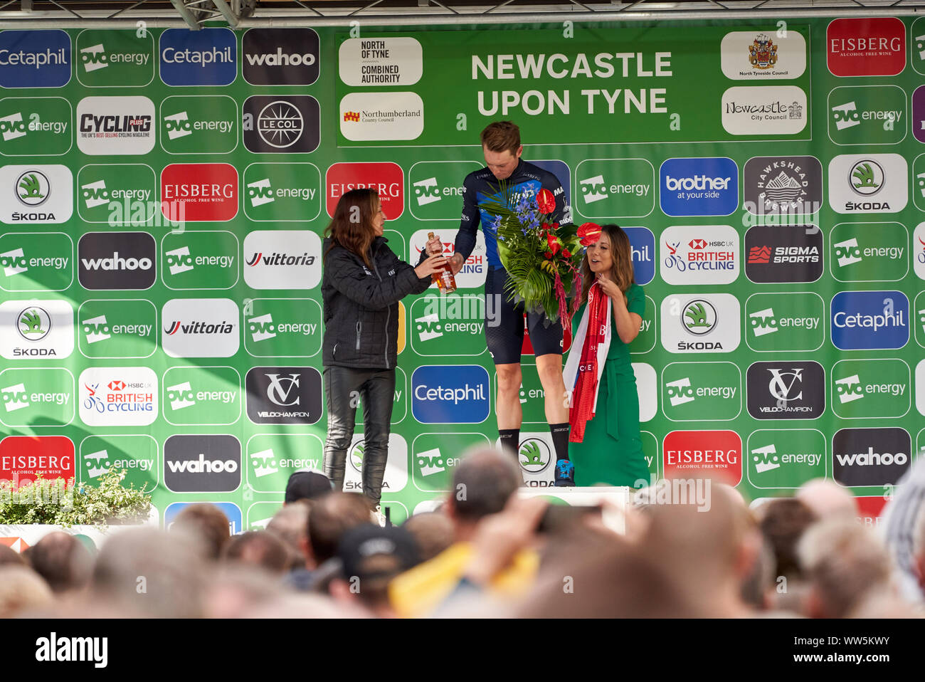 NEWCASTLE Upon Tyne, England, UK - 09 septembre 2019 : Rory Townsend (Canyon dhb p/b Maisons Bloor) sur le podium reçu le prix de l'EISBERG SP Banque D'Images