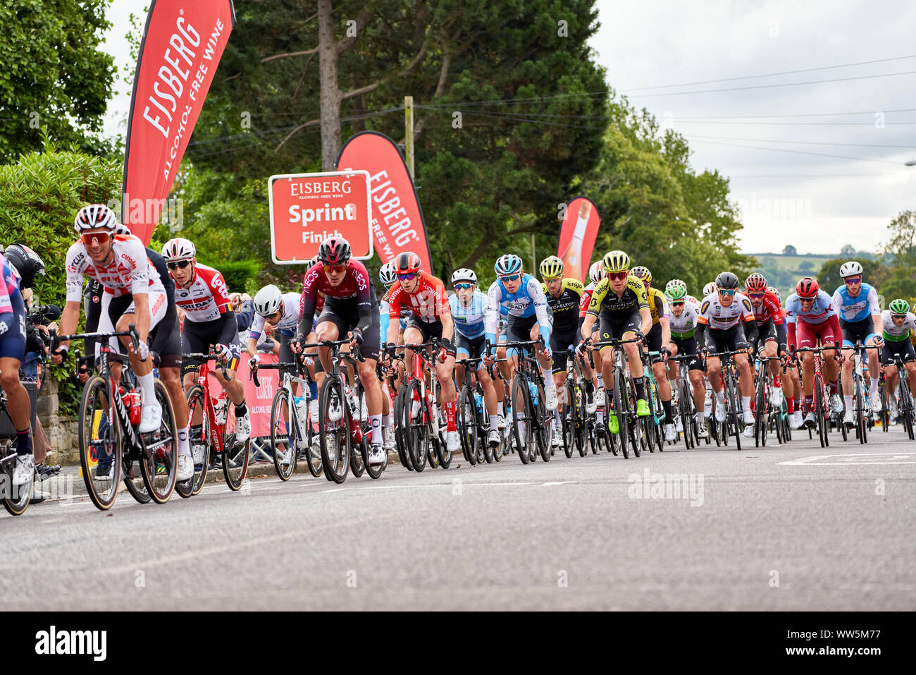 WHICKHAM, Newcastle upon Tyne, England, UK - 09 septembre 2019 : le peloton traverser la première ligne de points de sprint de l'étape 4 du Tour de Grande-Bretagne. Banque D'Images