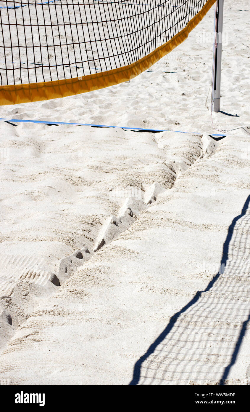 Photographie d'un terrain de volley-ball de plage en contre-jour, Banque D'Images
