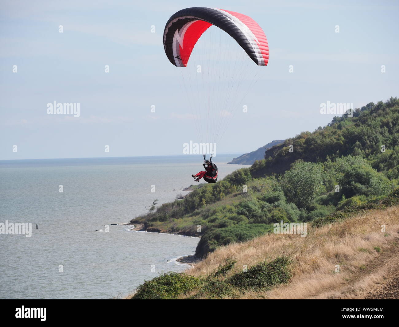 Minster sur Mer, Kent, UK. 13 Septembre, 2019. Météo France : un après-midi chaud et ensoleillé à Minster sur Mer, Kent aux parapentistes profitent de l'ascendance thermique hors de Minster falaises. Credit : James Bell/Alamy Live News Banque D'Images