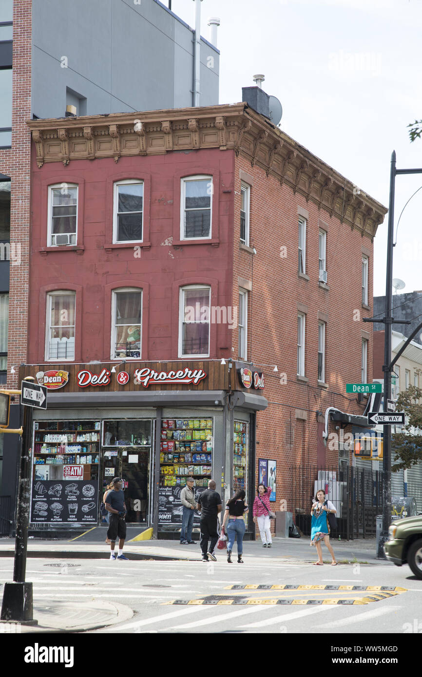 Coin des Rues Dean et Franklin dans la section Crown Heights de Brooklyn, New York. Banque D'Images