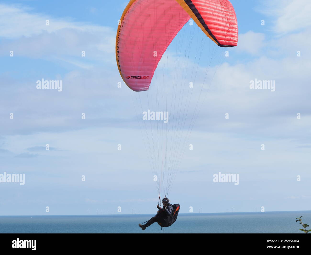 Minster sur Mer, Kent, UK. 13 Septembre, 2019. Météo France : un après-midi chaud et ensoleillé à Minster sur Mer, Kent aux parapentistes profitent de l'ascendance thermique hors de Minster falaises. Credit : James Bell/Alamy Live News Banque D'Images