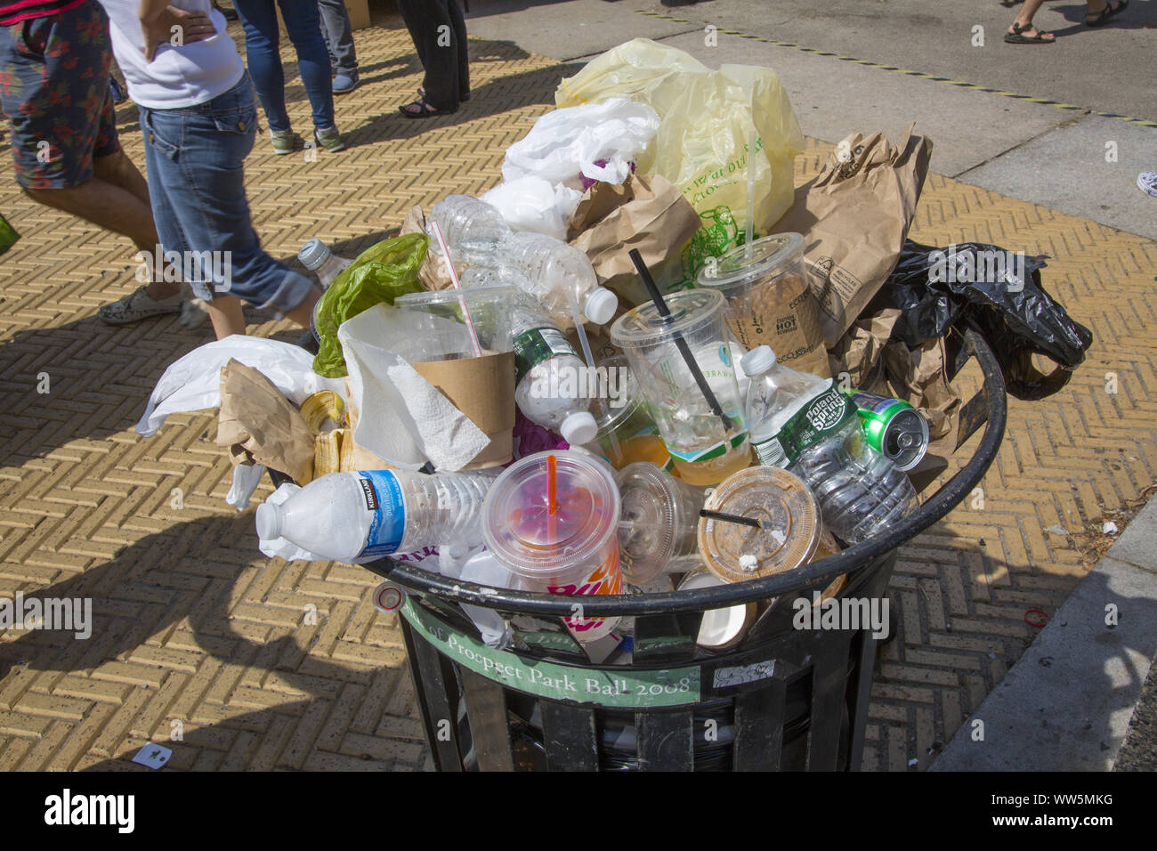 Poubelle débordante lors d'un événement public à l'image de l'une  utilisation de temps jeter la culture c'est l'USA Photo Stock - Alamy