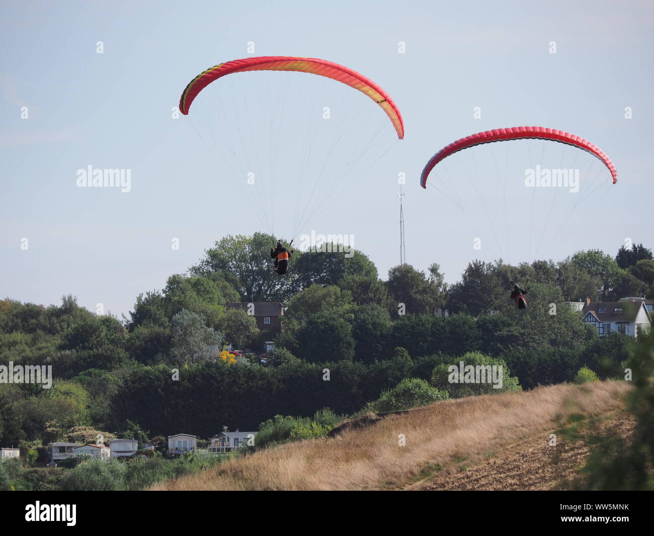 Minster sur Mer, Kent, UK. 13 Septembre, 2019. Météo France : un après-midi chaud et ensoleillé à Minster sur Mer, Kent aux parapentistes profitent de l'ascendance thermique hors de Minster falaises. Credit : James Bell/Alamy Live News Banque D'Images