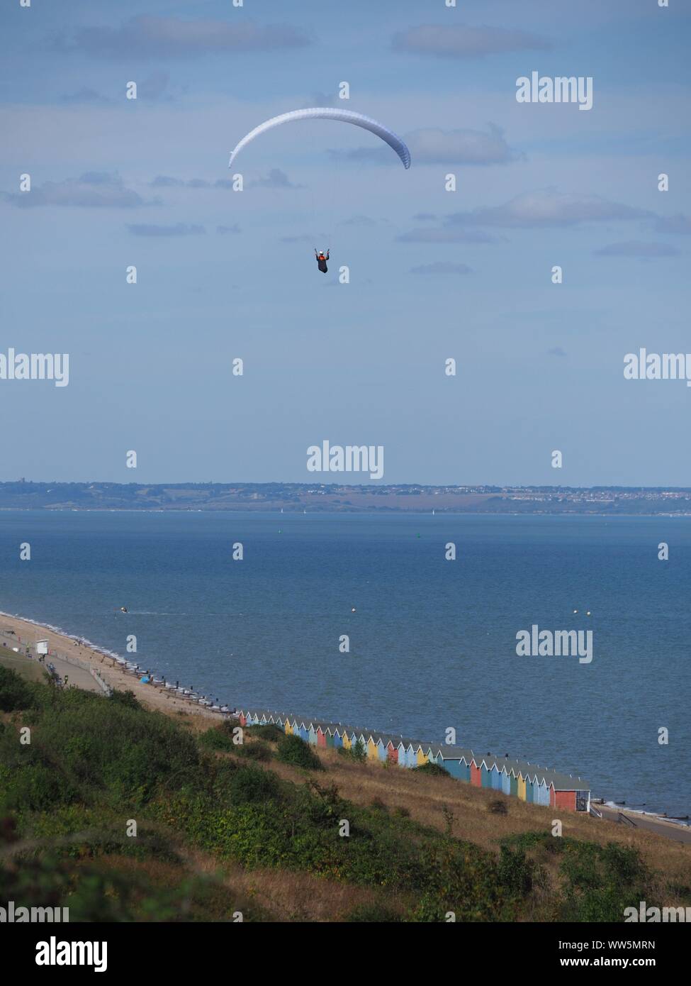 Minster sur Mer, Kent, UK. 13 Septembre, 2019. Météo France : un après-midi chaud et ensoleillé à Minster sur Mer, Kent aux parapentistes profitent de l'ascendance thermique hors de Minster falaises. Credit : James Bell/Alamy Live News Banque D'Images