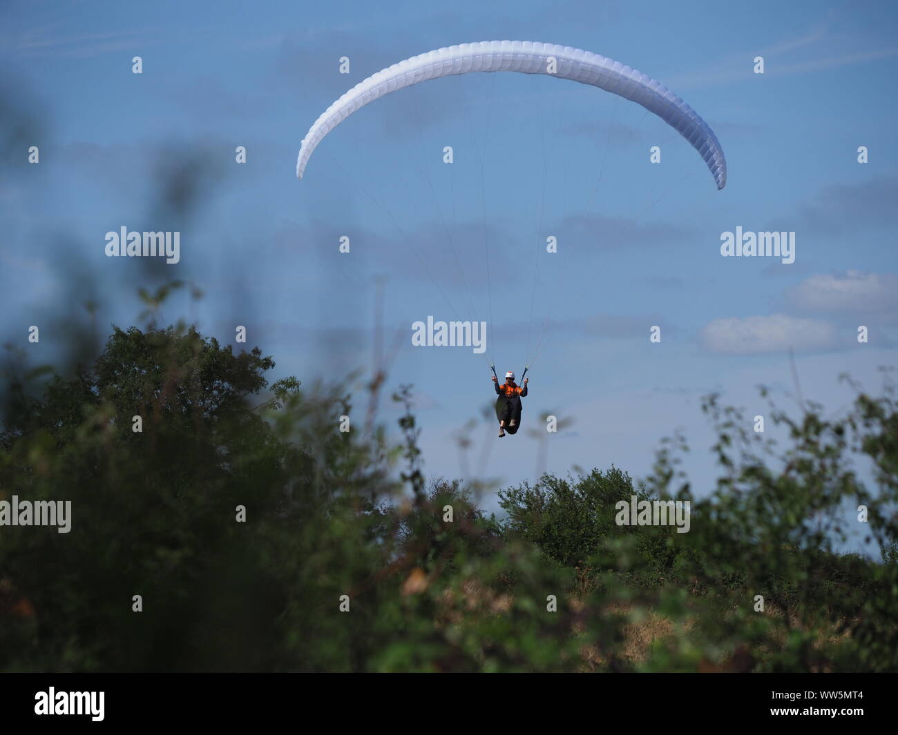 Minster sur Mer, Kent, UK. 13 Septembre, 2019. Météo France : un après-midi chaud et ensoleillé à Minster sur Mer, Kent aux parapentistes profitent de l'ascendance thermique hors de Minster falaises. Credit : James Bell/Alamy Live News Banque D'Images