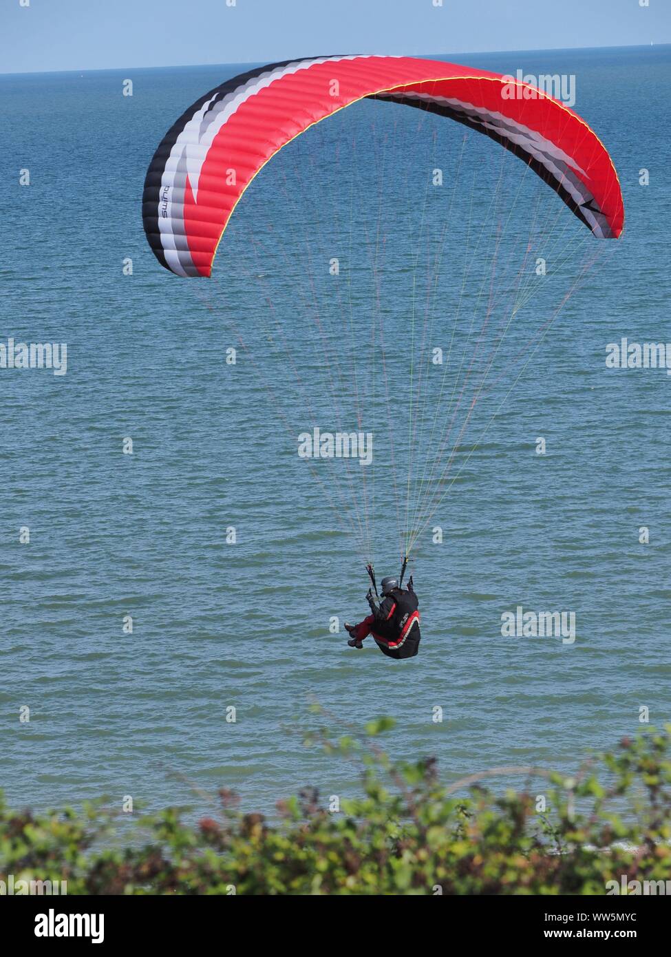 Minster sur Mer, Kent, UK. 13 Septembre, 2019. Météo France : un après-midi chaud et ensoleillé à Minster sur Mer, Kent aux parapentistes profitent de l'ascendance thermique hors de Minster falaises. Credit : James Bell/Alamy Live News Banque D'Images