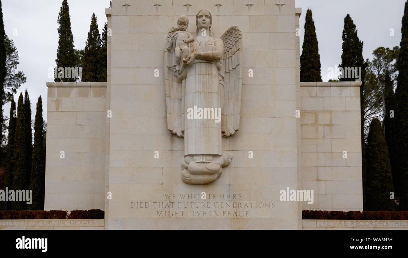 Draguignan / France - 06 Février 2018 : Angel et mémorial de la guerre de l'enfant dans le cimetière du Rhône Draguignan France Banque D'Images