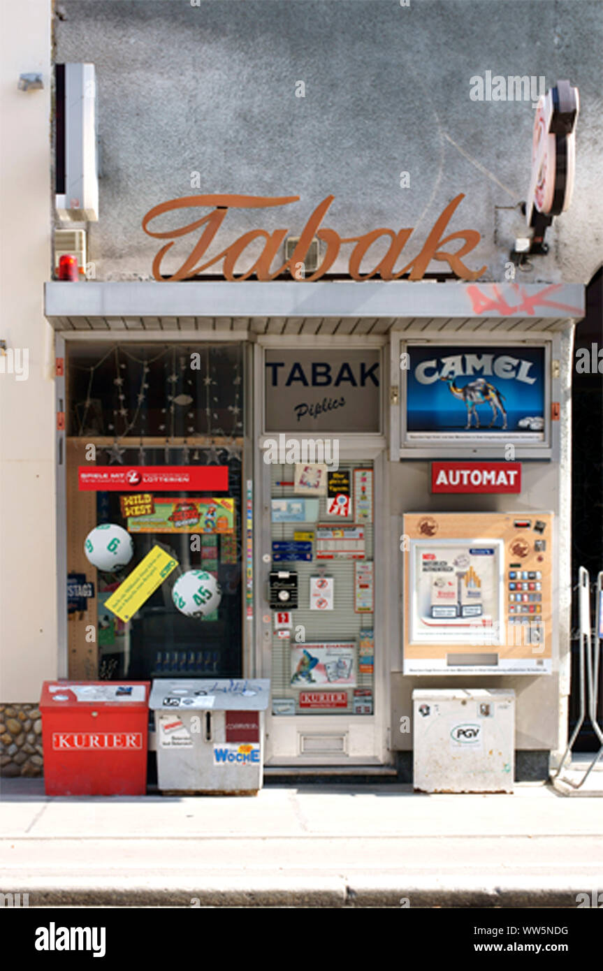 Une vieille et couleur tabac shop avec des cigarettes et loterie publicité à Vienne, Banque D'Images