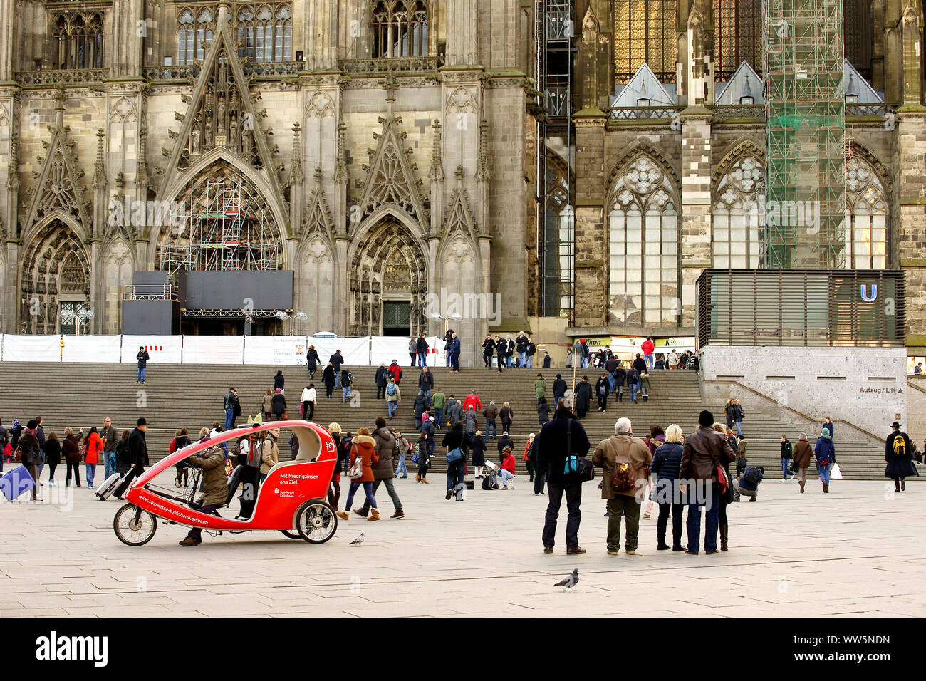 Touristes, voyageurs et d'un rickshaw vélo à la gare avant-cour en face de la cathédrale de Cologne, Banque D'Images