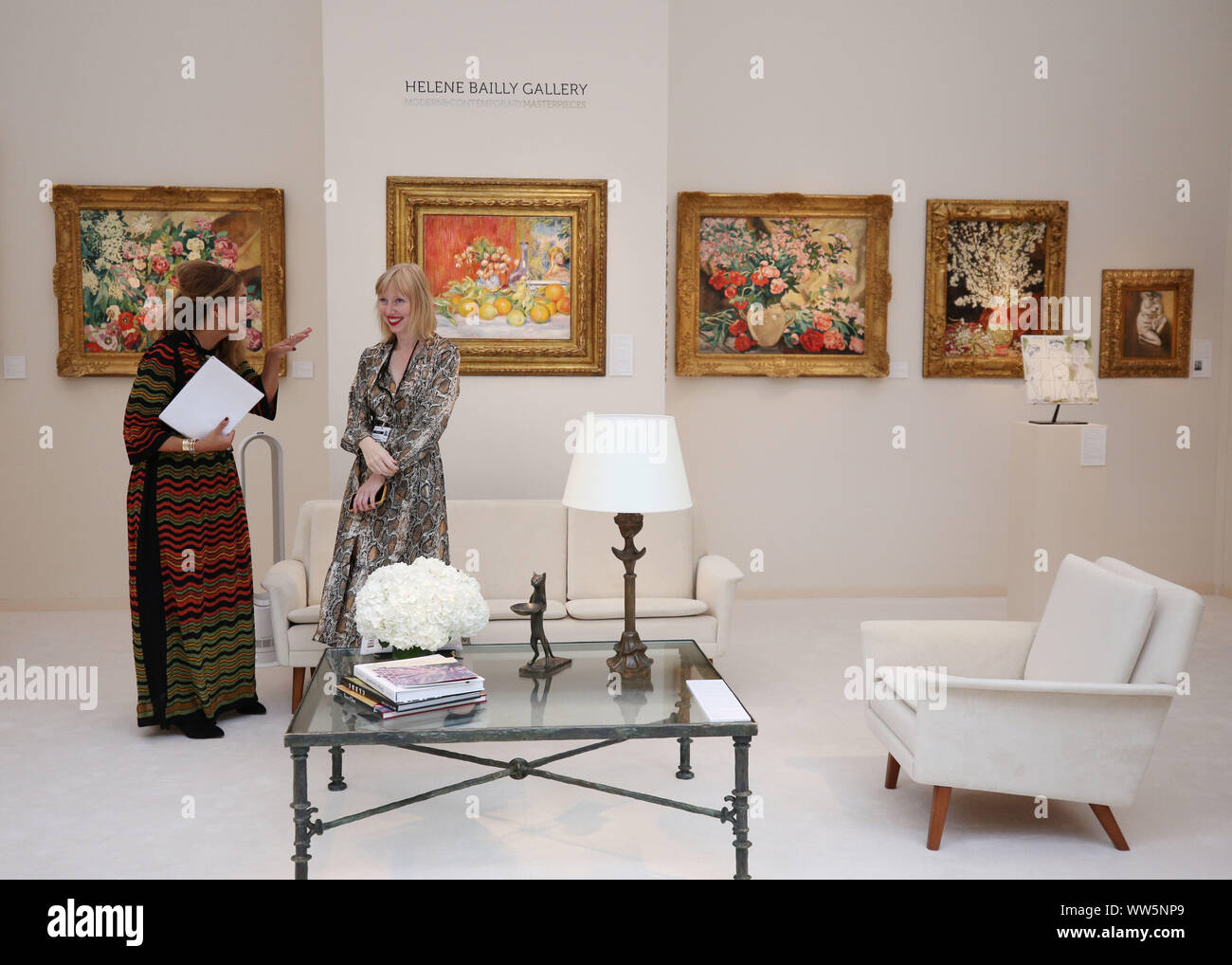 Paris, France. Sep 12, 2019. Les exposants se préparer pour le 'Paris' La Biennale 2019 au Grand Palais à Paris, France, le 12 septembre 2019. La 31e édition de La Biennale de Paris a débuté le vendredi au Grand Palais à Paris. L'exposition de cette année a attiré plus de 70 exposants présentant leurs morceaux de meubles anciens, de bijoux, de tableaux, d'horloges, montres, etc. Crédit : Gao Jing/Xinhua/Alamy Live News Banque D'Images