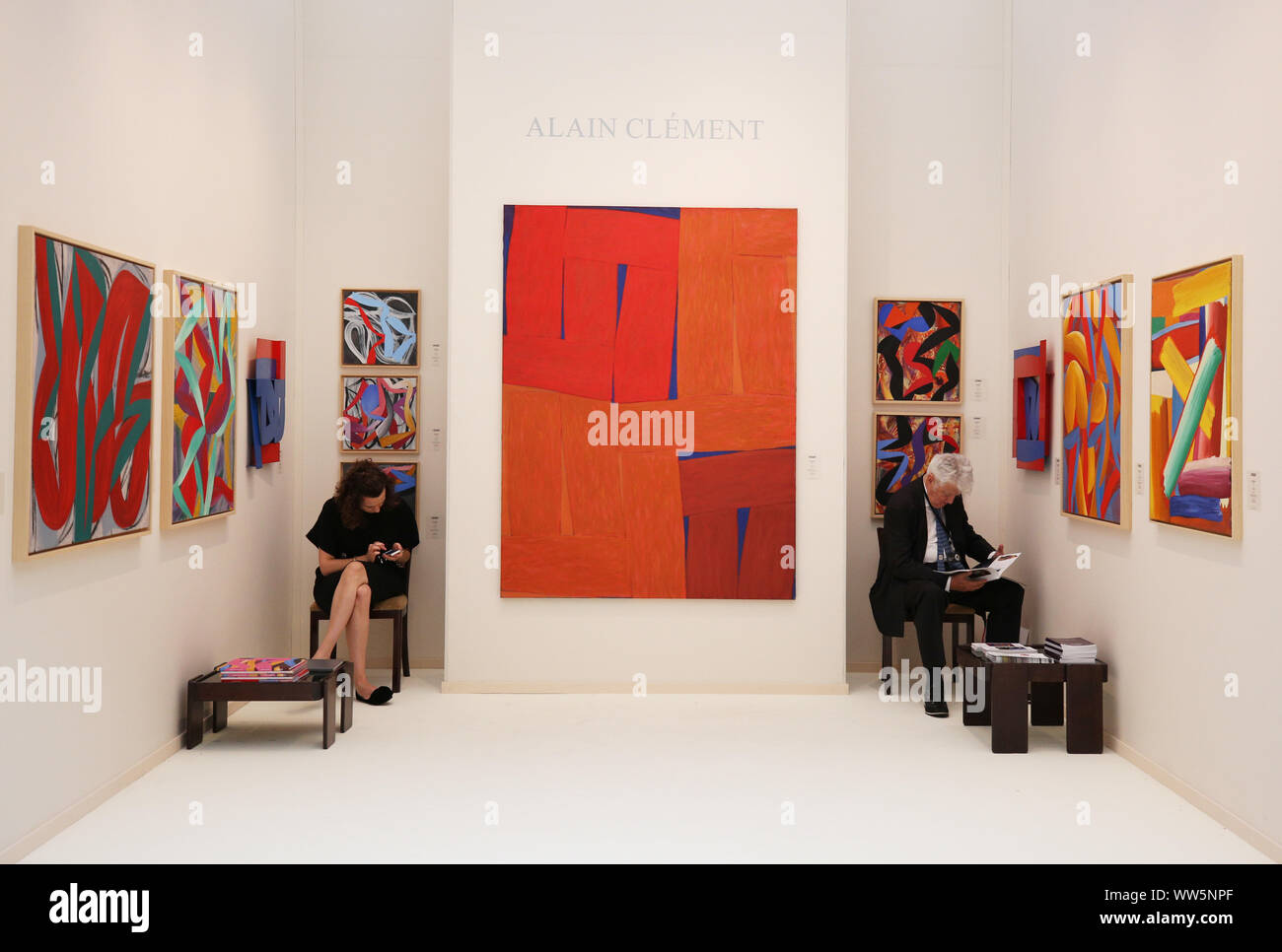 Paris, France. Sep 12, 2019. Les exposants se préparer pour le 'Paris' La Biennale 2019 au Grand Palais à Paris, France, le 12 septembre 2019. La 31e édition de La Biennale de Paris a débuté le vendredi au Grand Palais à Paris. L'exposition de cette année a attiré plus de 70 exposants présentant leurs morceaux de meubles anciens, de bijoux, de tableaux, d'horloges, montres, etc. Crédit : Gao Jing/Xinhua/Alamy Live News Banque D'Images