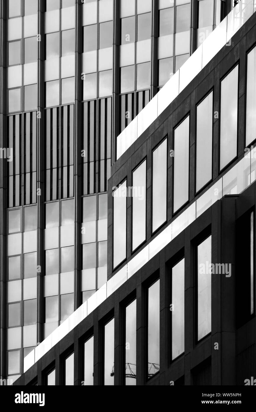 Photographie d'un bord du toit d'un immeuble moderne en face de la façade d'une autre grande hauteur, Banque D'Images Photographie d'un bord du toit d'un immeuble moderne en face de la façade d'une autre grande hauteur, Banque D'Images