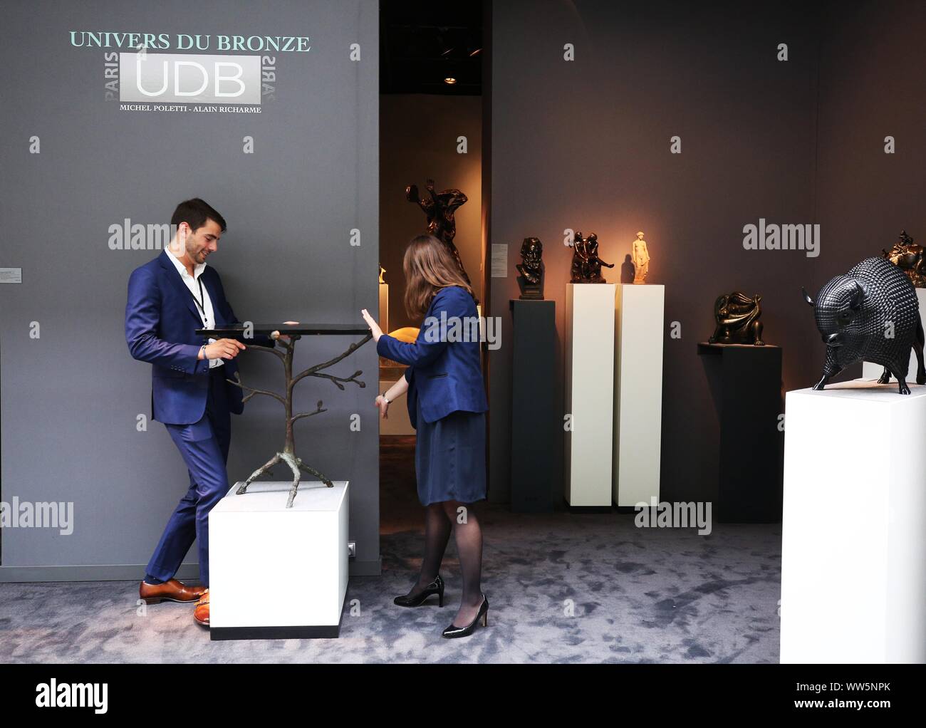 Paris, France. Sep 12, 2019. Les exposants se préparer pour le 'Paris' La Biennale 2019 au Grand Palais à Paris, France, le 12 septembre 2019. La 31e édition de La Biennale de Paris a débuté le vendredi au Grand Palais à Paris. L'exposition de cette année a attiré plus de 70 exposants présentant leurs morceaux de meubles anciens, de bijoux, de tableaux, d'horloges, montres, etc. Crédit : Gao Jing/Xinhua/Alamy Live News Banque D'Images