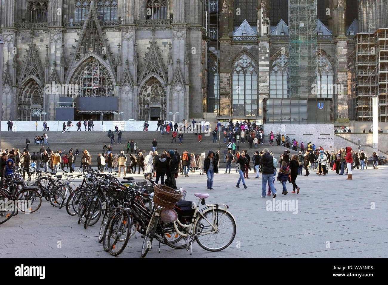 Les touristes et voyageurs sur le parvis de la gare de chemin de fer l'étage à pied à la cathédrale de Cologne, Cologne Banque D'Images
