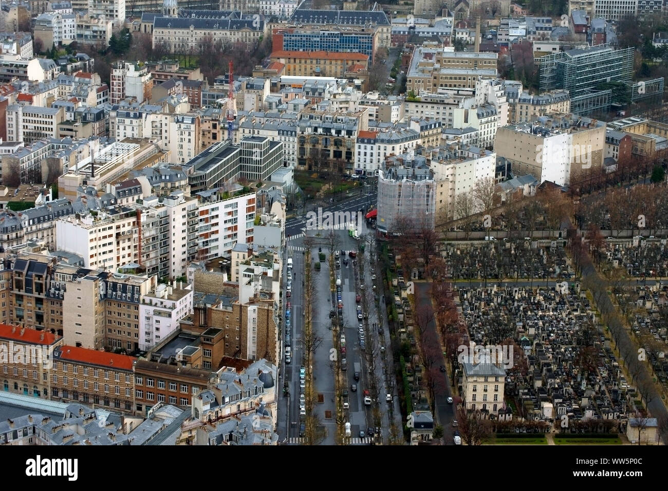 Vue aérienne d'un cimetière, et de l'infrastructure et la circulation dans Paris, Banque D'Images