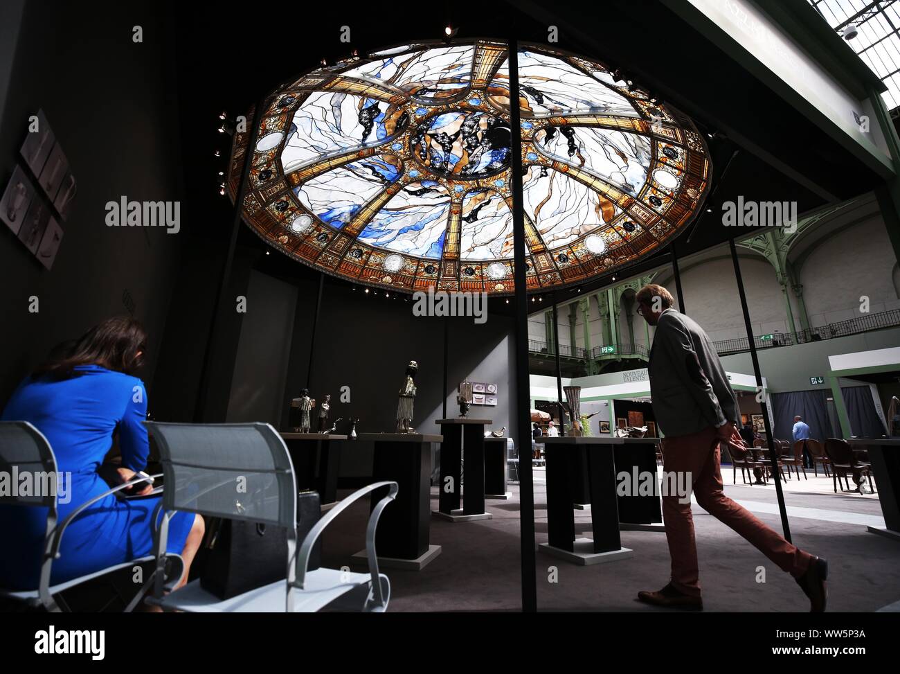 Paris, France. Sep 12, 2019. Une installation d'un exposant est vu à une exposition aperçu du 'Paris' La Biennale 2019 au Grand Palais à Paris, France, le 12 septembre 2019. La 31e édition de La Biennale de Paris a débuté le vendredi au Grand Palais à Paris. L'exposition de cette année a attiré plus de 70 exposants présentant leurs morceaux de meubles anciens, de bijoux, de tableaux, d'horloges, montres, etc. Crédit : Gao Jing/Xinhua/Alamy Live News Banque D'Images