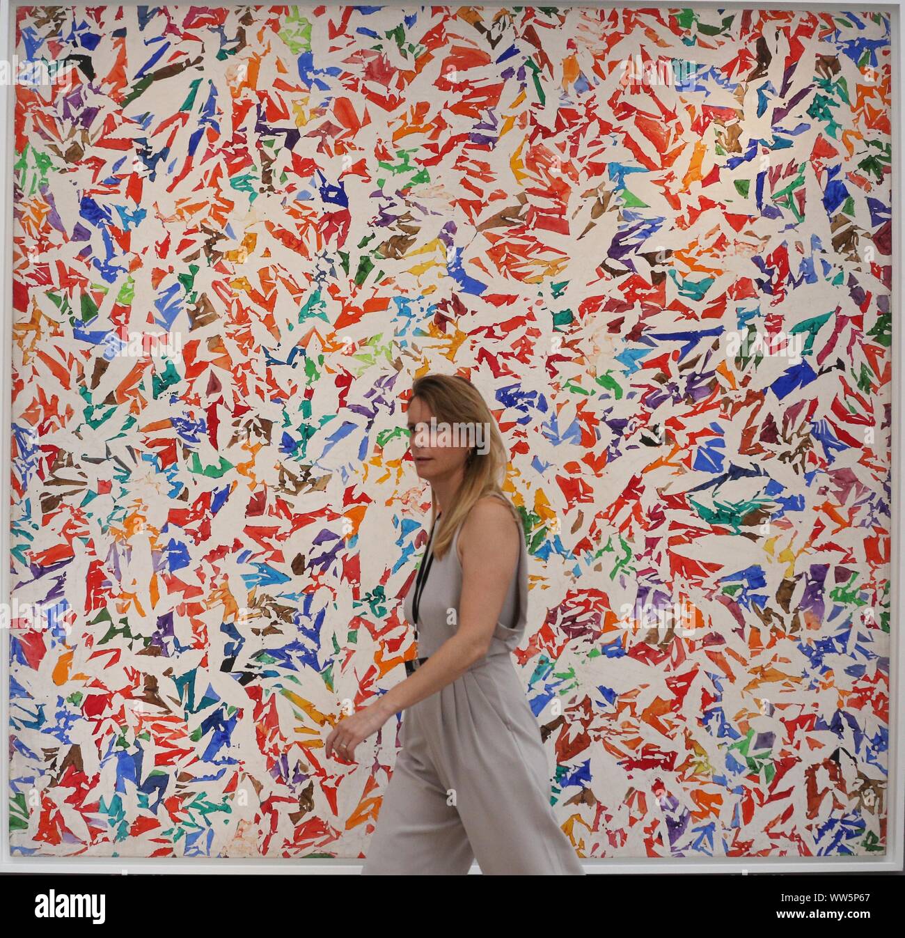 Paris, France. Sep 12, 2019. Une femme visite un aperçu de l'exposition 'Paris' La Biennale 2019 au Grand Palais à Paris, France, le 12 septembre 2019. La 31e édition de La Biennale de Paris a débuté le vendredi au Grand Palais à Paris. L'exposition de cette année a attiré plus de 70 exposants présentant leurs morceaux de meubles anciens, de bijoux, de tableaux, d'horloges, montres, etc. Crédit : Gao Jing/Xinhua/Alamy Live News Banque D'Images