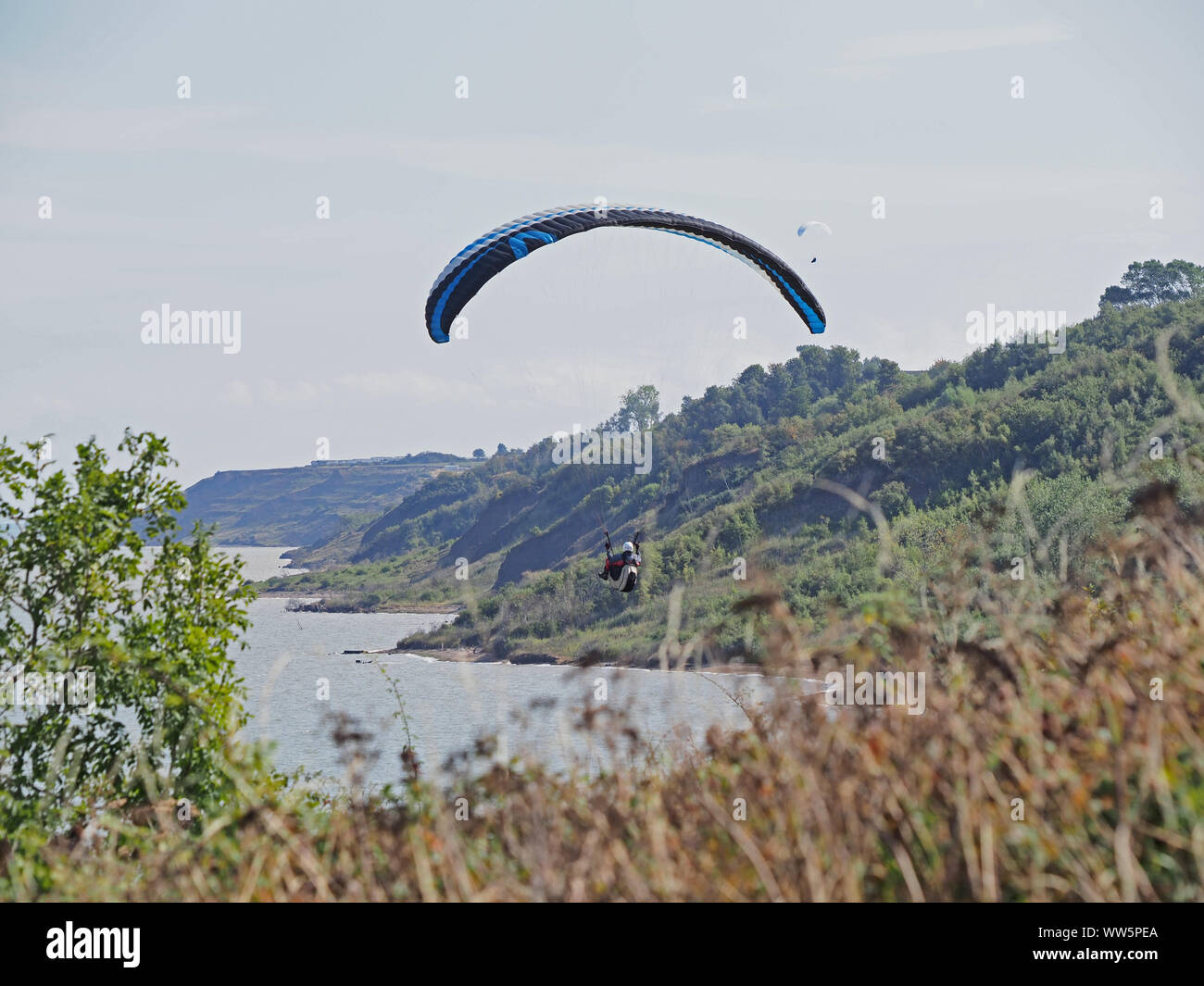 Minster sur Mer, Kent, UK. 13 Septembre, 2019. Météo France : un après-midi chaud et ensoleillé à Minster sur Mer, Kent aux parapentistes profitent de l'ascendance thermique hors de Minster falaises. Credit : James Bell/Alamy Live News Banque D'Images