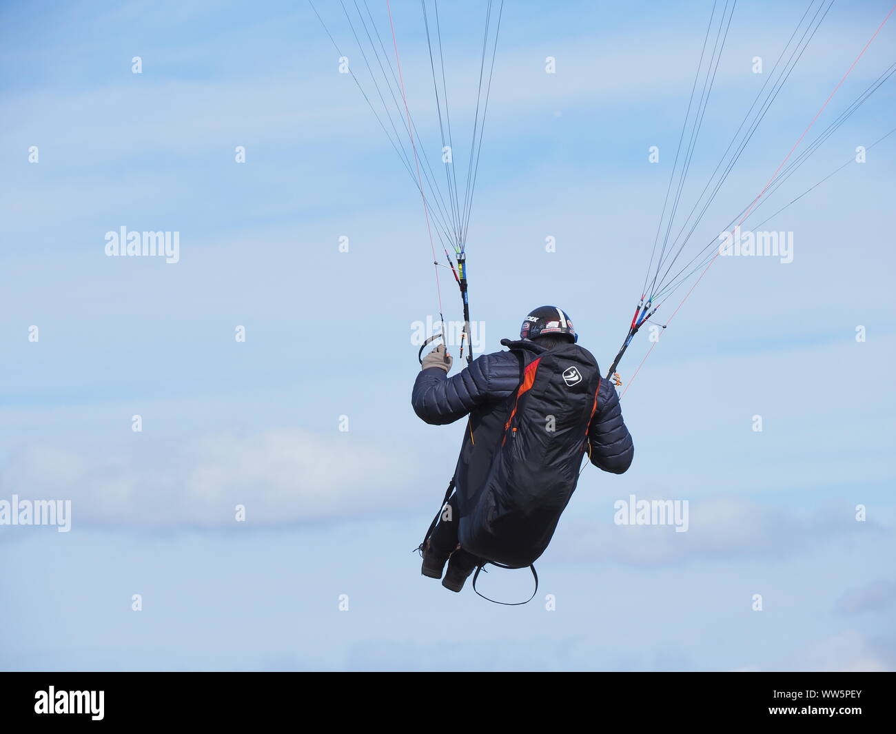 Minster sur Mer, Kent, UK. 13 Septembre, 2019. Météo France : un après-midi chaud et ensoleillé à Minster sur Mer, Kent aux parapentistes profitent de l'ascendance thermique hors de Minster falaises. Credit : James Bell/Alamy Live News Banque D'Images