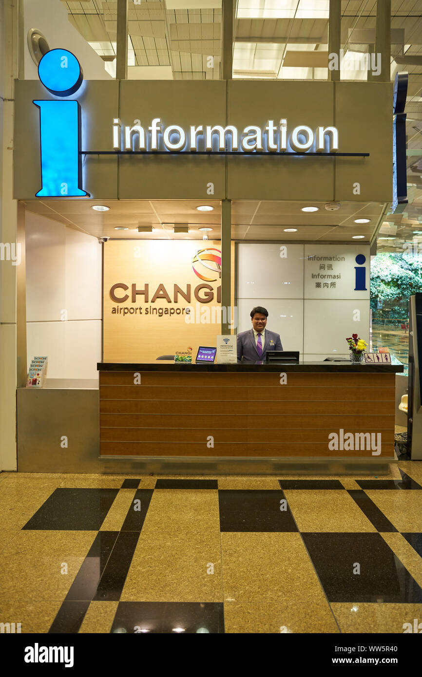 Singapour - CIRCA AVRIL 2019 : comptoir d'information à l'aéroport de Singapour Changi. Banque D'Images