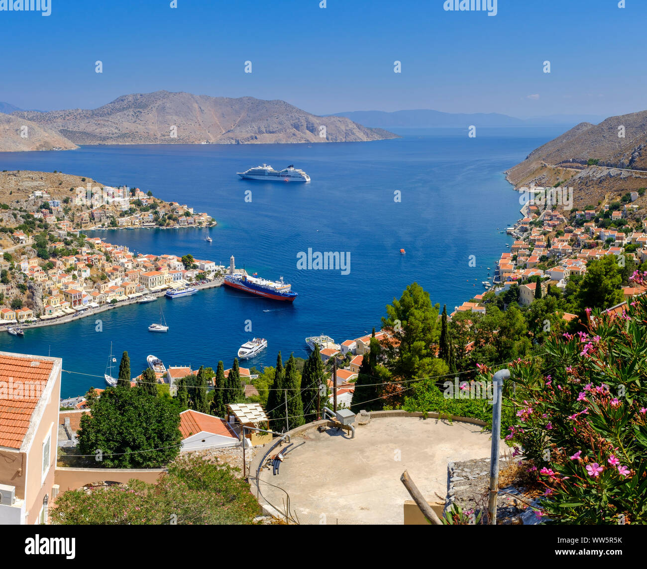 Une vue de Yialos Harbour sur l'île de Symi en Grèce. Crédit photo : Brian Hickey/Alamy Banque D'Images