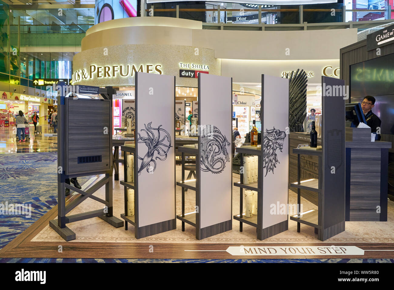 Singapour - CIRCA AVRIL 2019 : jeu des trônes de whiskies sur l'affichage à l'aéroport de Changi, Terminal 3 Banque D'Images