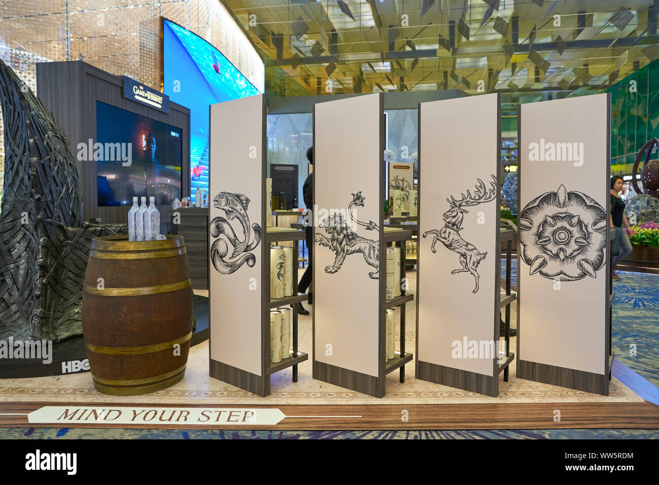 Singapour - CIRCA AVRIL 2019 : jeu des trônes de whiskies sur l'affichage à l'aéroport de Changi, Terminal 3 Banque D'Images