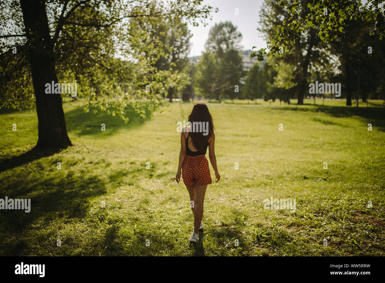 Fille qui marche dans le parc un jour d'été, Serbie Banque D'Images