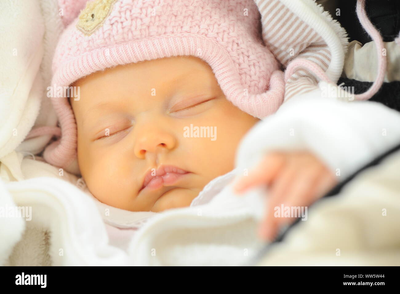 Bebe Qui Dort Photo Stock Alamy Bebe Qui Dort Photo Stock Alamy