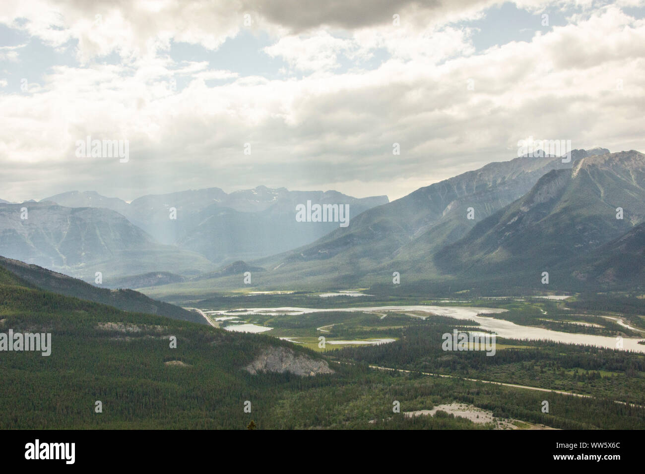 Le Canada, les montagnes Rocheuses, du soleil entre les montagnes, dans la vallée de la rivière Banque D'Images