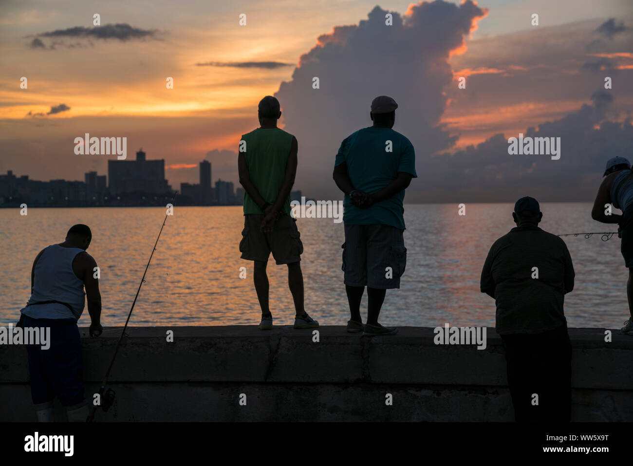 Angler comme une silhouette sur le Malecon de La Havane, l'humeur du soir, orange et violet couleurs Banque D'Images