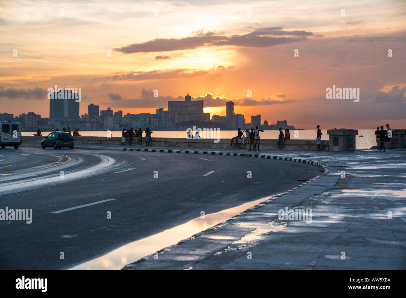 Malecon au coucher du soleil, la ville en arrière-plan, l'humeur du soir Banque D'Images