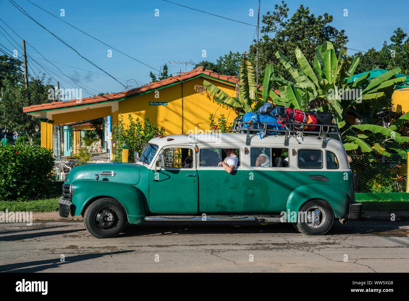 Un taxi Collectivo vert avec les touristes, les bagages sur le toit. ViÃ±ales, Pinar del Rio, Cuba Banque D'Images