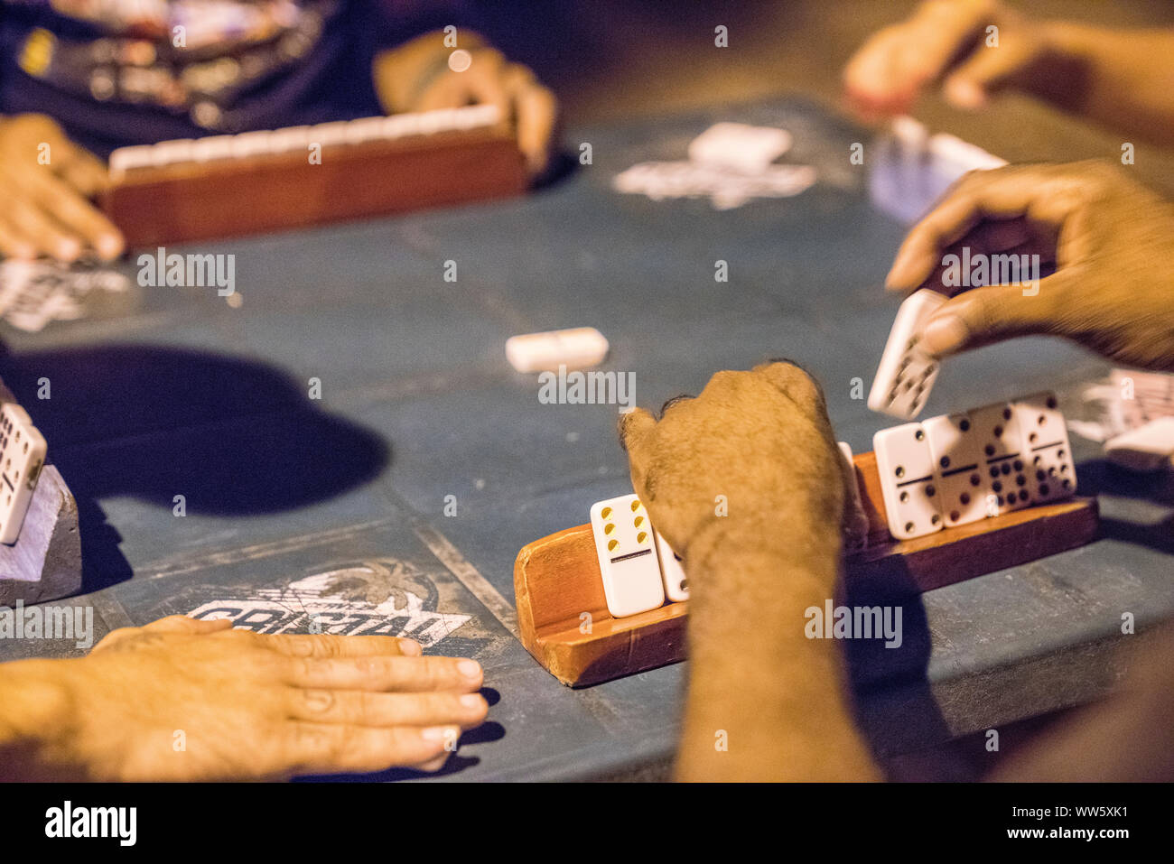 Dominos en close up, pièces de jeu, les mains et la table Banque D'Images