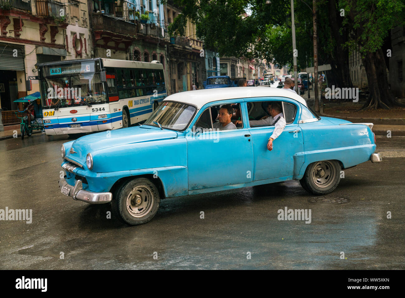 Blue vintage car dans les rues de La Havane, Cuba Banque D'Images