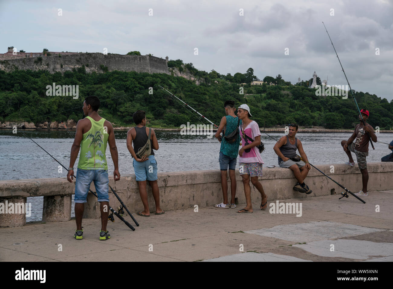 Les pêcheurs en entrée du port de La Havane, dans l'arrière-plan une partie de la forteresse 'El Morro' Banque D'Images