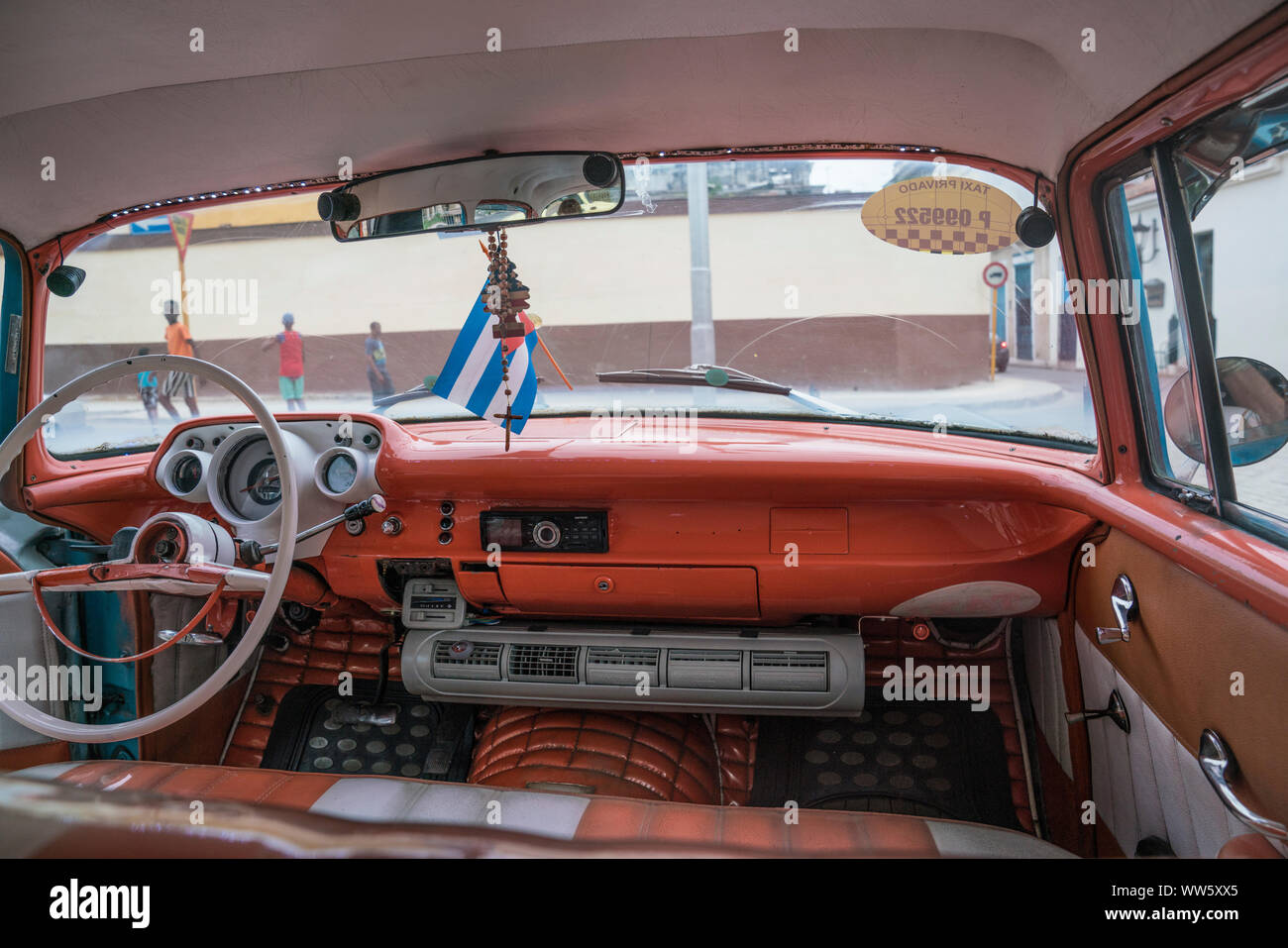 Vintage voiture taxi de l'intérieur avec du drapeau de Cuba, La Havane, Cuba Banque D'Images
